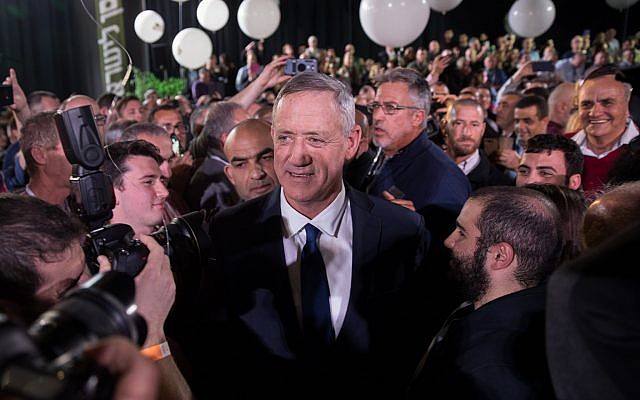 Benny Gantz arrive au meeting de lancement de campagne de son parti Hossen LeYisrael à Tel Aviv, le 29 janvier 2019. (Crédit : Hadas Parush/Flash90)