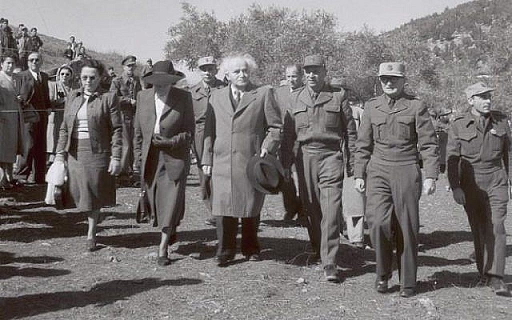 Le Premier ministre David Ben Gurion, son épouse Paula et le chef d'état-major de Tsahal arrivent à la cérémonie de plantation d'arbres de Tou Bichvat à Shaar Hagai, en 1949. (Avec l'aimable autorisation de GPO)