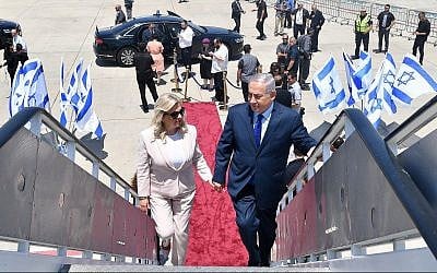 Le Premier ministre Benjamin Netanyahu (à droite) et son épouse Sara montant à bord d'un avion à l'aéroport Ben Gourion avant de partir pour Moscou, en Russie, le 11 juillet 2018. (Kobi Gideon/GPO)