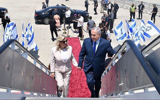 Le Premier ministre Benjamin Netanyahu (à droite) et son épouse Sara montant à bord d'un avion à l'aéroport Ben Gourion avant de partir pour Moscou, en Russie, le 11 juillet 2018. (Kobi Gideon/GPO) Le Premier ministre Benjamin Netanyahu (à droite) et son épouse Sara montant à bord d'un avion à l'aéroport Ben Gourion avant de partir pour Moscou, en Russie, le 11 juillet 2018. (Kobi Gideon/GPO)