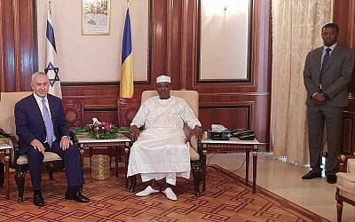 Le Premier ministre  Benjamin Netanyahu, à gauche, et le président du Tchad  Idriss Déby au palais présidentiel de N'Djamena, au Tchad, le 20 janvier 2018 (Crédit : bureau de presse du gouvernement)