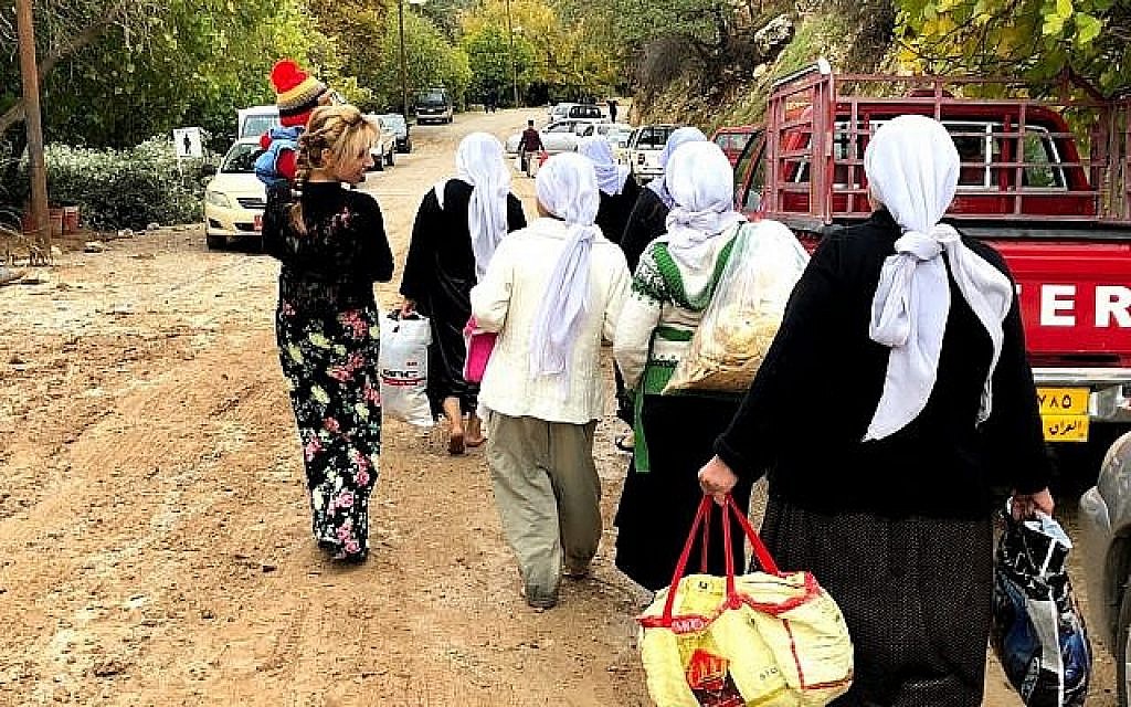 Une femme quitte le temple yézidi du village de Lalish, en Irak, le 23 novembre 2018. (Jacob Magid/Times of Israel)
