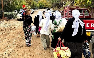 Une femme quitte le temple yézidi du village de Lalish, en Irak, le 23 novembre 2018. (Jacob Magid/Times of Israel) Une femme quitte le temple yézidi du village de Lalish, en Irak, le 23 novembre 2018. (Jacob Magid/Times of Israel)