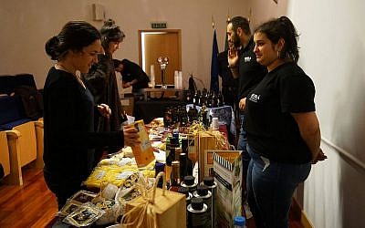 Les Juifs de Belmonte se préparent pour le marché casher, le 14 octobre 2018 (Crédit : Cnaan Liphshiz)