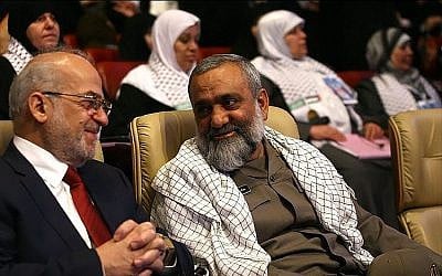 Mohammad Reza Naqdi, à droite, lors d'une conférence à Téhéran en juillet 2012, à côté de l'ancien Premier ministre irakien   Ibrahim al-Jaafari. (Crédit : Wikipedia/sayyed shahab-o-din vajedi/CC BY)