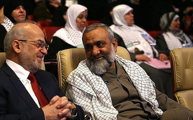 Mohammad Reza Naqdi, à droite, lors d'une conférence à Téhéran en juillet 2012, à côté de l'ancien Premier ministre irakien   Ibrahim al-Jaafari. (Crédit : Wikipedia/sayyed shahab-o-din vajedi/CC BY)