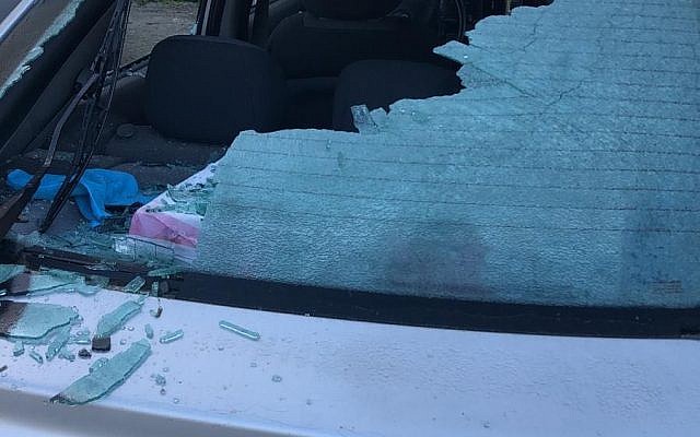 Une voiture vandalisée dans le village cisjordanien de Turmus Ayya, le 25 janvier 2019 (Crédit : autorisation) Une voiture vandalisée dans le village cisjordanien de Turmus Ayya, le 25 janvier 2019 (Crédit : autorisation)
