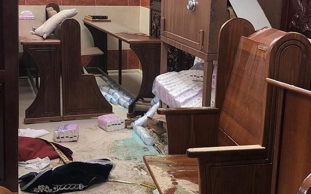Une synagogue vandalisée à Jérusalem, le 28 janvier 2019. (Crédit : unité du porte-parole de la police) Une synagogue vandalisée à Jérusalem, le 28 janvier 2019. (Crédit : unité du porte-parole de la police)
