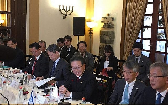 Le ministre japonais de l'Économie, du Commerce et de l'Industrie Hiroshige Seko, (au centre), lors d'une réunion à Jérusalem à l'hôtel King David du Forum des entreprises du Japan Israel Innovation Network (JINN), le 15 janvier 2019 (Federico Maccioni/Times of Israel)