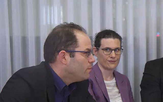 Capture d'écran d'une vidéo des membres du nouveau Likud Nir Hirschman (à gauche) et Hadar Weisman. (Douzième chaîne)