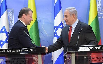 Le Premier ministre Benjamin Netanyahu (à droite) rencontre le Premier ministre lituanien Saulius Skvernelis à Jérusalem, 29 janvier 2019 (Amos Ben-Gershom/GPO)