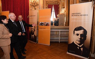 Le président Reuven Rivlin (au centre) et le ministre français des Affaires étrangères Jean-Yves le Drian (à droite) lors de l'inauguration de l'exposition "Au-delà du devoir - Sauver des vies juives et montrer le chemin", à Paris, le 24 janvier 2019. (Crédit photo : Haim Zach / GPO)
