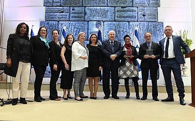 Le président Reuven Rivlin (4e à gauche) accueille un événement dans sa résidence officielle à Jérusalem le 3 janvier 2019, pour lutter contre les violences faites aux femmes. À sa gauche la députée Pnina Tamano-Shata. (Mark Neiman/GPO)