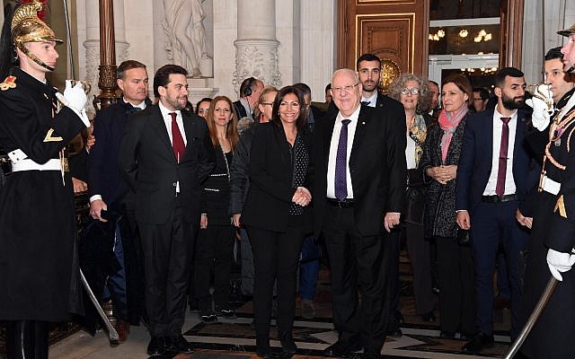 Le président Reuven Rivlin lors d'un événement célébrant avec la communauté juive française le 70ème anniversaire d'Israël à la Mairie de Paris, en France, le 24 janvier 2019 (Crédit : Haim Zach/GPO) Le président Reuven Rivlin lors d'un événement célébrant avec la communauté juive française le 70ème anniversaire d'Israël à la Mairie de Paris, en France, le 24 janvier 2019 (Crédit : Haim Zach/GPO)
