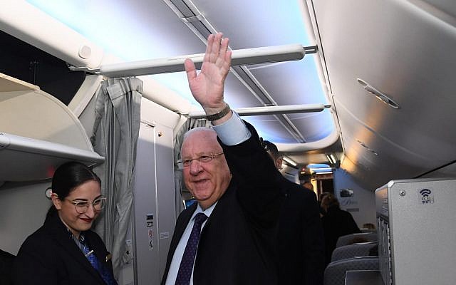 Reuven Rivlin à bord de l'avion qui l'emmène en France pour une visite officielle (Crédit : Haim Zach/GPO) Reuven Rivlin à bord de l'avion qui l'emmène en France pour une visite officielle (Crédit : Haim Zach/GPO)