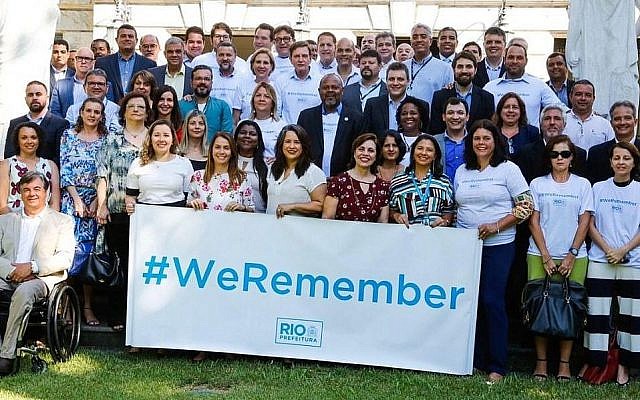 Les employés municipaux de Rio de Janeiro avec le maire Marcelo Crivella, posent pour une photo pour la campagne #WeRemember, le 18 janvier 2019. (Crédit : JTA) Les employés municipaux de Rio de Janeiro avec le maire Marcelo Crivella, posent pour une photo pour la campagne #WeRemember, le 18 janvier 2019. (Crédit : JTA)