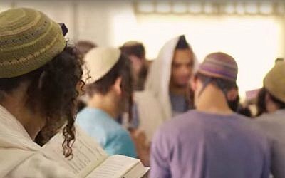 A titre d'illustration : Des étudiants prient à la yeshiva Pri Haaretz dans l'implantation de Rehelim. (Capture d'écran/YouTube)