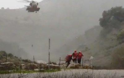 Les secours recherchent un soldat emporté par la rivière Hilazon dans le nord d'Israël, le 7 janvier 2019 (Crédit : Police israélienne)