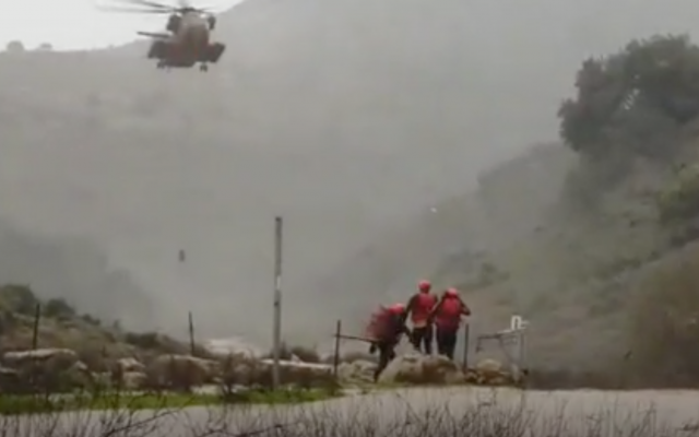 Les secours recherchent un soldat emporté par la rivière Hilazon dans le nord d'Israël, le 7 janvier 2019 (Crédit : Police israélienne) Les secours recherchent un soldat emporté par la rivière Hilazon dans le nord d'Israël, le 7 janvier 2019 (Crédit : Police israélienne)