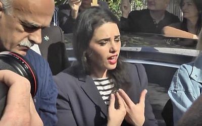 La ministre de la Justice Ayelet Shaked  rencontre des activistes druzes à son domicile de Tel Aviv, le 18 janvier 2019 (Capture d'écran :  Ynet)