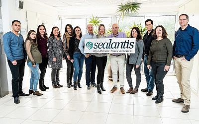 L'équipe de la start-up israélienne Sealantis qui développe des pansements adhésifs qui imitent le processus permettant aux algues de coller aux roches dans l'eau. (Nitzan Zohar, bureau du porte-parole de Technion).