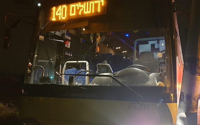 Un bus endommagé dans une fusillade terroriste présumée près de l'implantation de Beit El, dans la soirée du 5 janvier 2019 (Crédit : Armée israélienne) Un bus endommagé dans une fusillade terroriste présumée près de l'implantation de Beit El, dans la soirée du 5 janvier 2019 (Crédit : Armée israélienne)