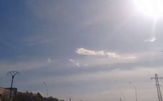 Les traces de fumée laissées dans le ciel par les missiles anti-aériens syriens qui auraient été lancés après une frappe israélienne, le 20 janvier 2019 (Capture d'écran : Twitter) Les traces de fumée laissées dans le ciel par les missiles anti-aériens syriens qui auraient été lancés après une frappe israélienne, le 20 janvier 2019 (Capture d'écran : Twitter)