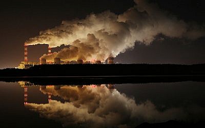 Des émanations de fumées dans plus grande centrale électrique d'Europe, à Belchatow, en Pologne, le 28 novembre 2018. (Crédit : AP Photo/Czarek Sokolowski)