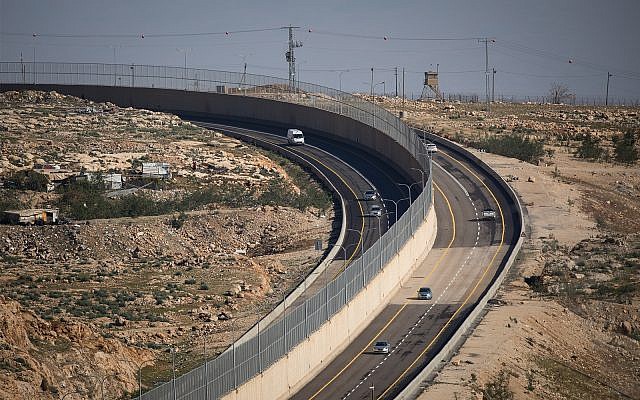 La Route 4370, avec un mur séparant le trafic israélien et palestinien, le 10 janvier 2019. (Yonatan Sindel/Flash90)