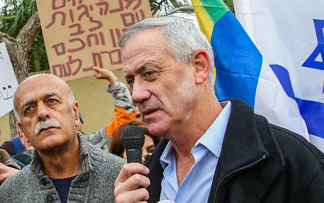 L'ancien chef d'état-major Benny Gantz avec les membres de la communauté druze et des militants devant son domicile de Rosh Haayin, pendant une manifestation contre la loi sur l'Etat-nation, le 14 janvier 2019 (Crédit : Flash90) L'ancien chef d'état-major Benny Gantz avec les membres de la communauté druze et des militants devant son domicile de Rosh Haayin, pendant une manifestation contre la loi sur l'Etat-nation, le 14 janvier 2019 (Crédit : Flash90)