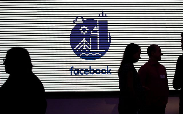 Médias et invités découvrent les nouveaux bureaux de 12 000 mètres carrés de Facebook à Cambridge, Massachusetts, le 9 janvier 2019. (AP Photo/Elise Amendola)