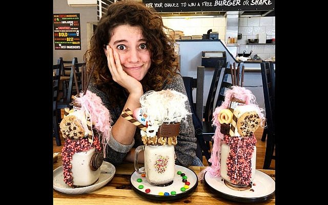 Aiia Maasarwe dans un café de Melbourne, le 1er octobre 2018 (Crédit : Instagram)
