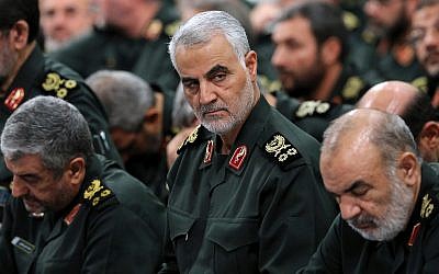 Le commandant des Gardiens de la Révolution islamique, le général Qassem Soleimani, (au centre), lors d'une réunion avec le Guide suprême, l'Ayatollah Ali Khamenei, et les commandants des Gardiens de la révolution à Téhéran, en septembre 2016. (Crédit : Office of the Iranian Supreme Leader via AP) Le commandant des Gardiens de la Révolution islamique, le général Qassem Soleimani, (au centre), lors d'une réunion avec le Guide suprême, l'Ayatollah Ali Khamenei, et les commandants des Gardiens de la révolution à Téhéran, en septembre 2016. (Crédit : Office of the Iranian Supreme Leader via AP)