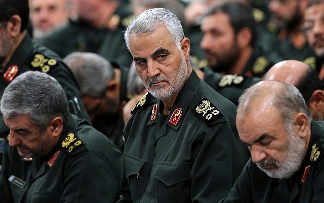 Le commandant des Gardiens de la Révolution islamique, le général Qassem Soleimani, (au centre), lors d'une réunion avec le Guide suprême, l'Ayatollah Ali Khamenei, et les commandants des Gardiens de la révolution à Téhéran, en septembre 2016. (Crédit : Office of the Iranian Supreme Leader via AP)
