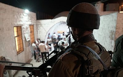 Des soldats de Tsahal surveillent l'arrivée des fidèles juifs sur le lieu saint du Tombeau de Joseph, dans la ville de Naplouse, au nord de la Cisjordanie, le 26 septembre 2018. (Armée israélienne)