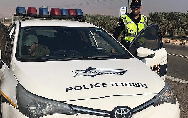 A titre d'illustration : Un policier donnant une contravention en Cisjordanie. (Police israélienne)
