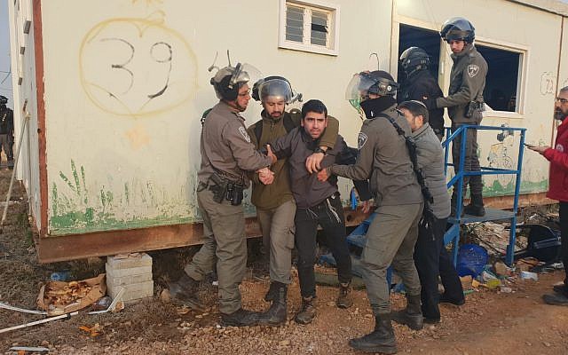 La police des frontières évacue plusieurs centaines de jeunes des implantations qui s'étaient réfugiés dans deux mobile-homes installés illégalement dans l'avant-poste d'Amona, le 3 janvier 2018. (Conseil régional de Binyamin) La police des frontières évacue plusieurs centaines de jeunes des implantations qui s'étaient réfugiés dans deux mobile-homes installés illégalement dans l'avant-poste d'Amona, le 3 janvier 2018. (Conseil régional de Binyamin)