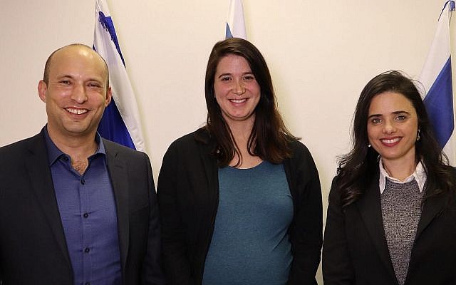 Les dirigeants de HaYamin HaHadash Naftali Bennett, à gauche, et Ayelet Shaked, à droite, avec l'activiste des droits des sourds et malentendants Shirley Pinto, le 8 janvier 2019 (Crédit : HaYamin HaHadash)