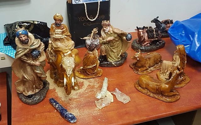 Des figurines religieuses expédiées en Israël depuis le Mexique en janvier 2019 qui contenaient environ 2 kilogrammes de méthamphétamine en cristaux de contrebande. (Police israélienne)