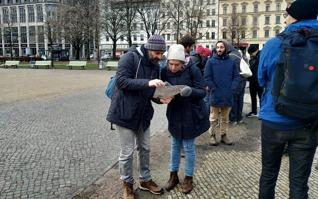 Les organisateurs Ben Fisher (à gauche) et Anne Aulinger montrent où, dans le quartier berlinois de Kreuzberg, différents groupes nettoieront les "stolpersteine" lors de la Journée internationale de commémoration de la Shoah, le 27 janvier 2019. (Yaakov Schwartz/Times of Israel)