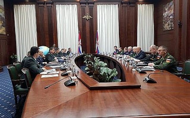 Les délégations militaires russe et israélienne se rencontrent à Moscou, en Russie, le 12 décembre 2018 (Crédit : Armée israélienne) Les délégations militaires russe et israélienne se rencontrent à Moscou, en Russie, le 12 décembre 2018 (Crédit : Armée israélienne)