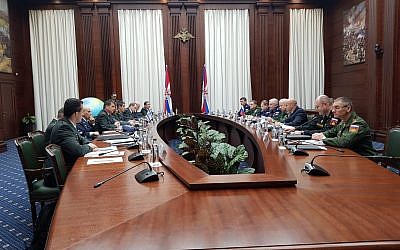 Les délégations militaires russe et israélienne se rencontrent à Moscou, en Russie, le 12 décembre 2018 (Crédit : Armée israélienne) Les délégations militaires russe et israélienne se rencontrent à Moscou, en Russie, le 12 décembre 2018 (Crédit : Armée israélienne)