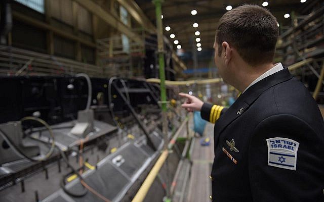 Un officier de la marine israélienne inspecte le sous-marin INS Dragon en construction à Kiel, Allemagne. Photo non-datée. (Crédit : armée israélienne) Un officier de la marine israélienne inspecte le sous-marin INS Dragon en construction à Kiel, Allemagne. Photo non-datée. (Crédit : armée israélienne)