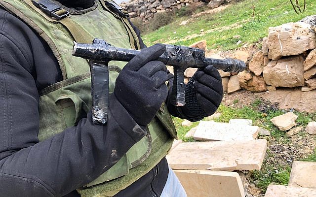 Les soldats saisissent des armes qui auraient été utilisées lors d'une fusillade dans l'implantation de Migdal Oz depuis un village palestinien voisin, janvier 2019 (Crédit : Armée israélienne)