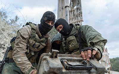 Des soldats israéliens cherchent des tunnels d'attaque creusés en Israël depuis le sud du Liban dont l'armée israélienne pense que le Hezbollah a l'intention d'utiliser dans les guerres futures, janvier 2019. (Armée israélienne)