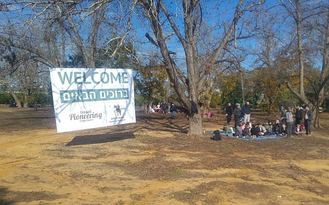 Des olim français fêtent Tou bichvat avec Hashomer Hachadash; (Crédit ; Hashomer Hachadash) Des olim français fêtent Tou bichvat avec Hashomer Hachadash; (Crédit ; Hashomer Hachadash)