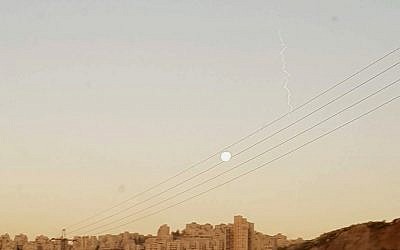 L'essai de l'Arrow 3 vu depuis Jérusalem, le 22 janvier 2019. (Crédit : Elie Leshem/Times of Israel)