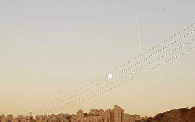 L'essai de l'Arrow 3 vu depuis Jérusalem, le 22 janvier 2019. (Crédit : Elie Leshem/Times of Israel)