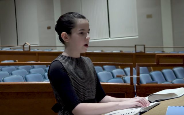 Batya Sperling Milner lit un texte biblique en braille (Copie d'écran vidéo du "Washington Post") Batya Sperling Milner lit un texte biblique en braille (Copie d'écran vidéo du "Washington Post")