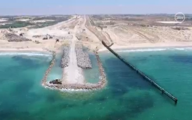 La nouvelle barrière de sécurité entre Israël et Gaza, le 31 décembre 2018. (Crédit : capture d'écran Dixième chaîne)
